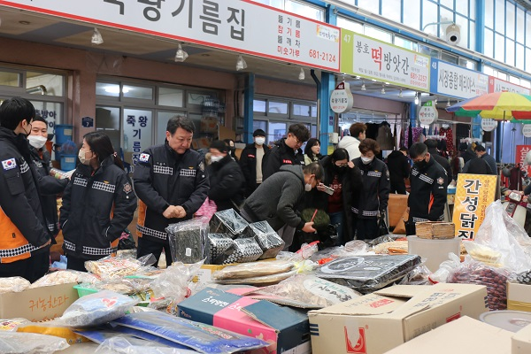 230120 강원고성소방서, 설 명철 맞이 전통시장 장보기 행사 동참-600.jpg