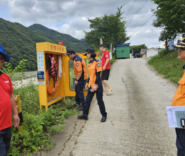 (7.28.)홍천소방서장, 모곡유원지 119시민수상구조대 격려 방문2.png