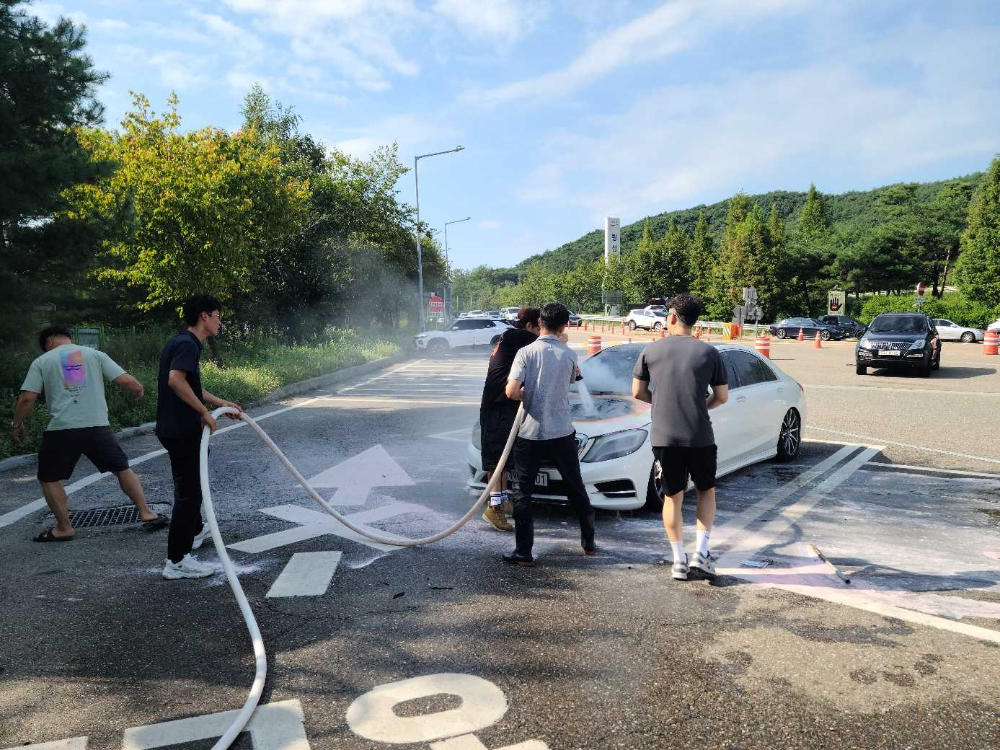 (9.15.)추석 연휴 처가 방문길 차량 화재 진압한 소방관1.jpeg