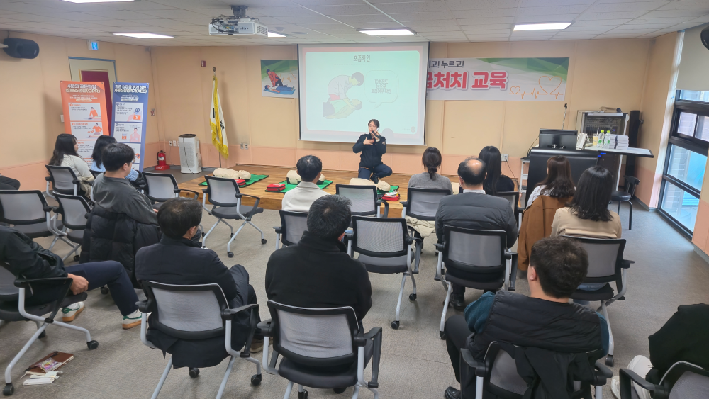 (11.22.)홍천소방서, 홍천군청 전 직원 대상 심폐소생술 교육 실시2.jpg