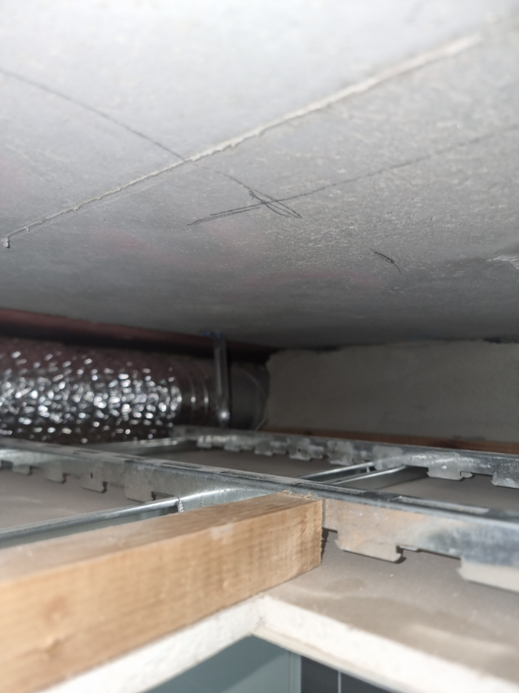 벽 안 공용배기와 연결되는 방화댐퍼 부분.jpeg