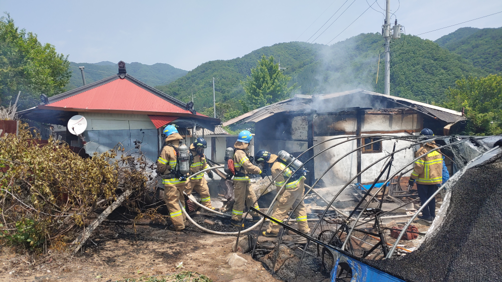 홍천 동면 노천리 비닐하우스 및 주택 화재1.jpg