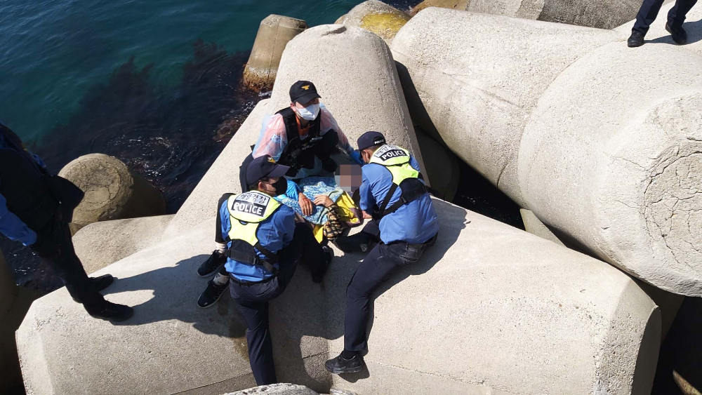 삼척 임원리 방파제 추락(220505).jpg