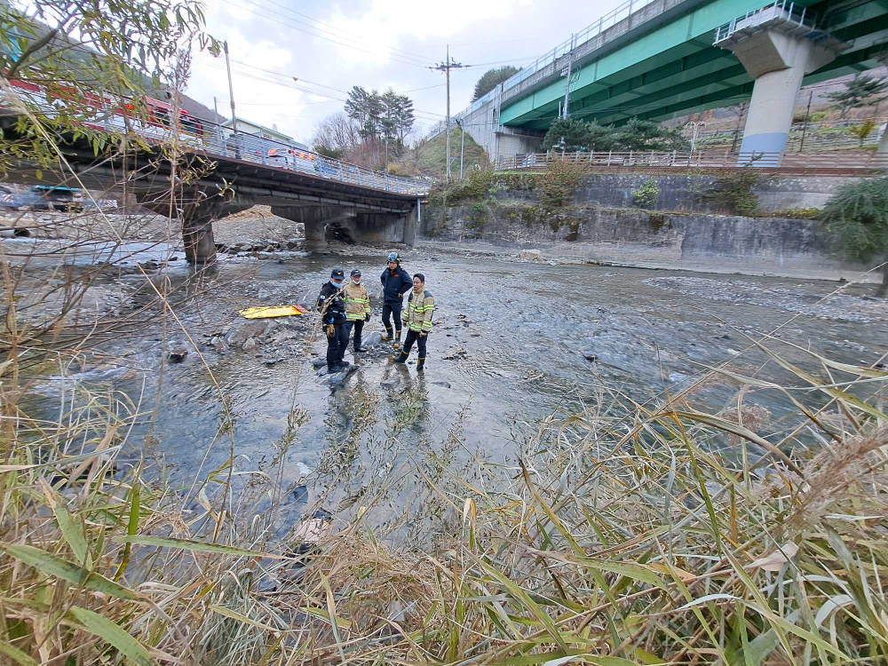 0743 정선 사북읍 변사자 인양 소방활동 사진.jpg