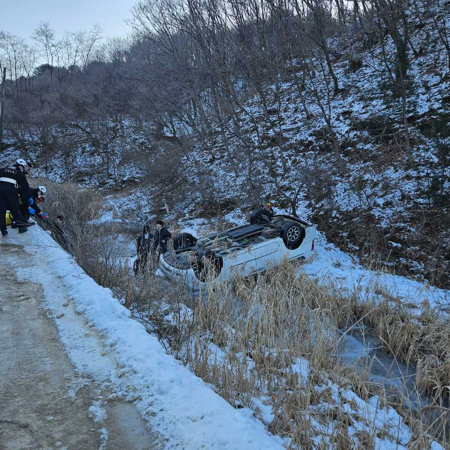 0837 철원 승합차 단독사고.jpg