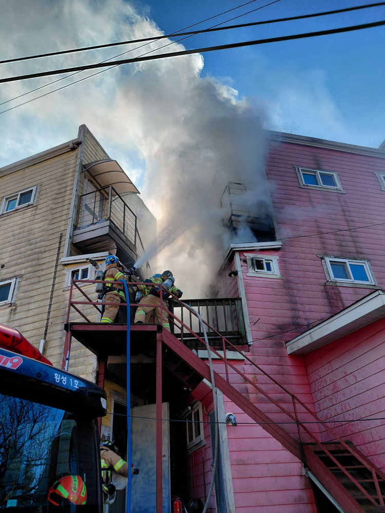 1405 횡성 공근면 00펜션 화재현장활동 사진.jpg