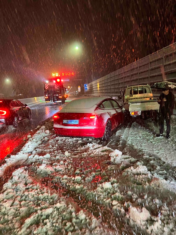 1830 양양 서울양양고속도로 눈길 5중 추돌사고-1.jpg