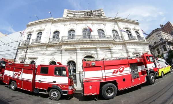 entrega-de-carro-de-bomberos-Cancilleria-6-600x360.jpg