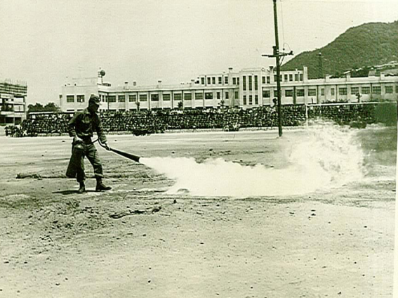 소방훈련 시범 춘천고등학교 운동장1972.png