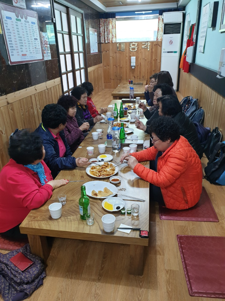 도계성인문해교육_졸업식_봉사짜장면봉사.jpg