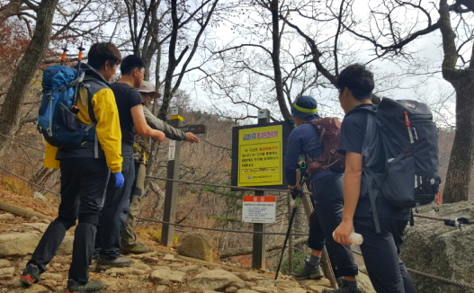 161026_속초소방서,_관서장_설악산_등산로_현장점검_및_산악구조훈련_사진1.jpg