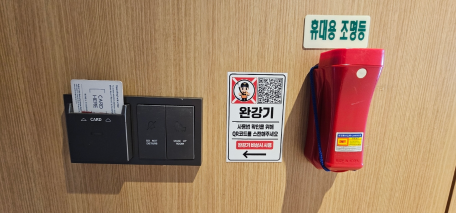 강릉소방서, 숙박시설 카드키홀더 옆"완강기 사용법" QR코드 부착...위급 시 생명지킨다