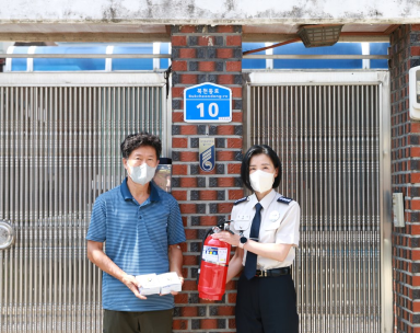 '국가유공자 명패 달아드리기' 행사 진행