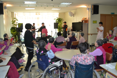 노인복지시설 위문 잔치 열어!